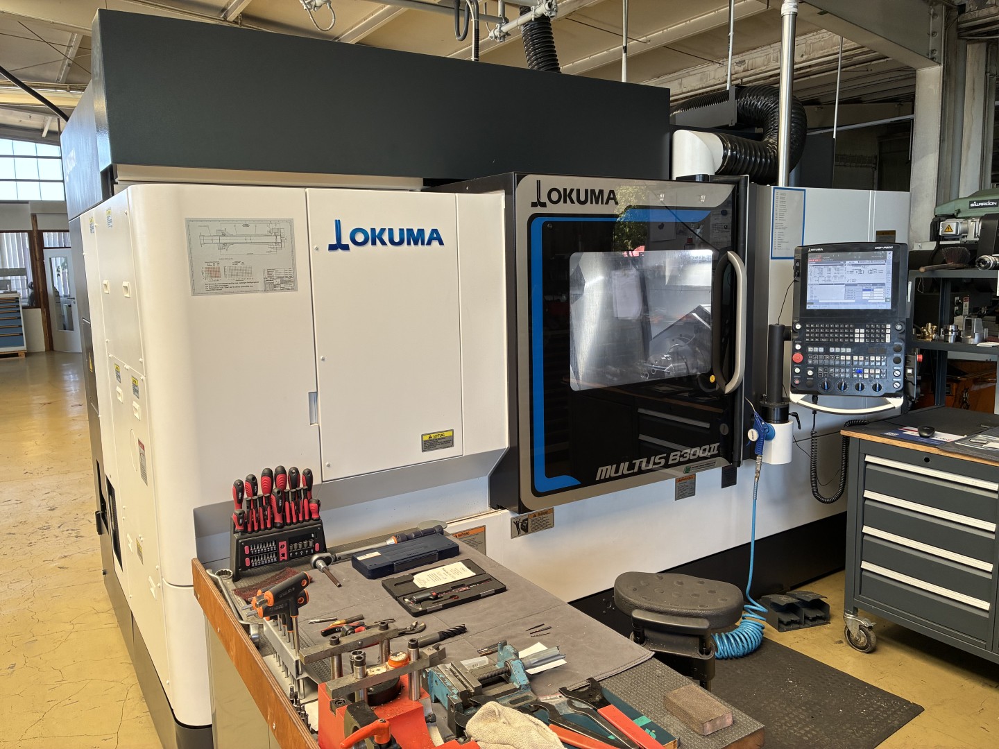 Centro di tornitura e fresatura CNC OKUMA MULTUS B300II-W BA2400, usato